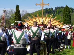 Pfunderer Musikanten vor dem Altar bei der Feldmesse