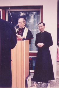 Bischof Heinrich Foren und Pfarrer Anton Messner bei der Segnung des Kindergartens am 03. Mai 2017